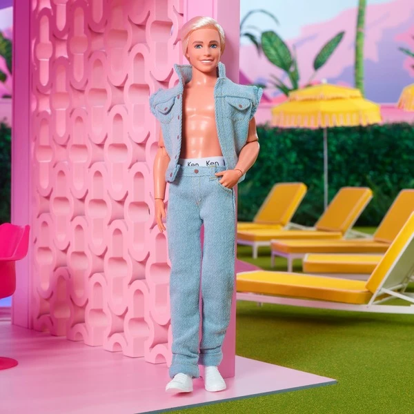 Mattel Barbie Signature The Movie - Ken Puppe Zum Film Im Jeansoutfit Und Original Ken Unterwäsche, Spielfigur 5 Mattel Barbie Signature The Movie - Ken Puppe Zum Film Im Jeansoutfit Und Original Ken Unterwäsche, Spielfigur – Bild 3